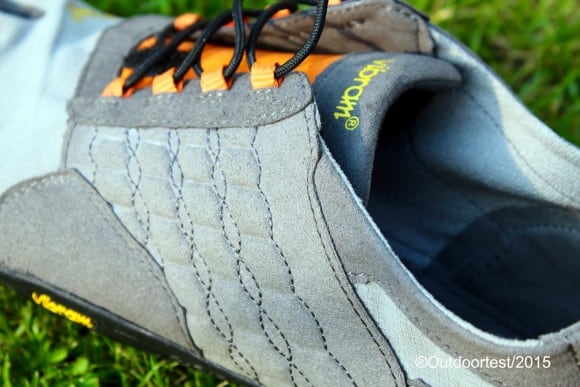 Particolare della tomaia in poliestere e spandex