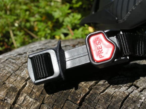 Particolare del meccanismo di chiusura a bottone