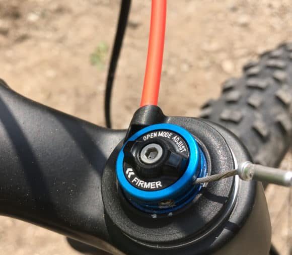 Le sospensioni sono controllate via cavo al manubrio (Twin Loc Technology)