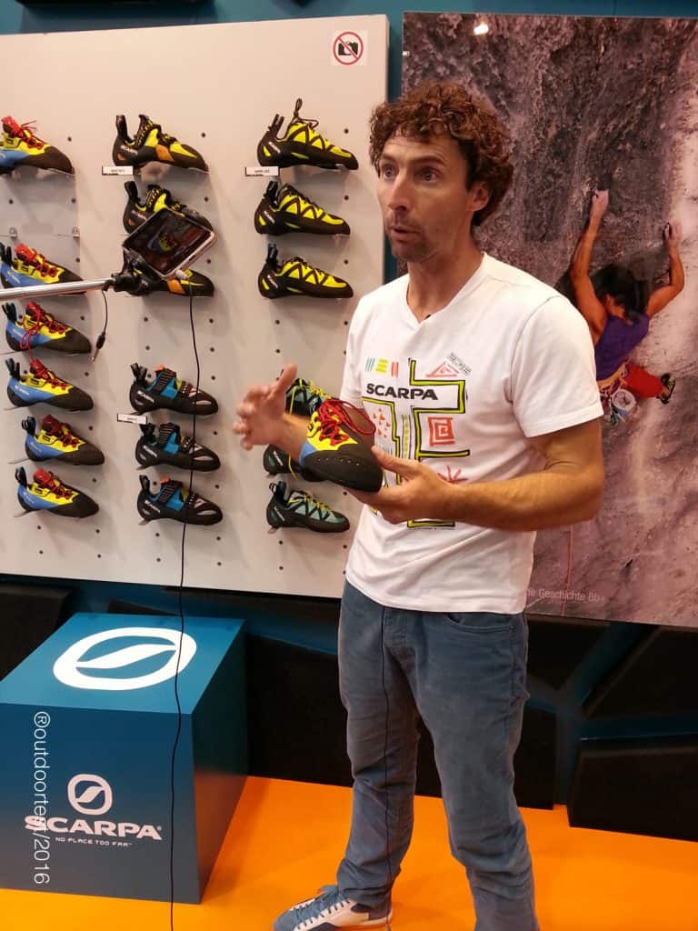 Nathan, arrampicatore britannico, illustra la nuova Chimera di Scarpa