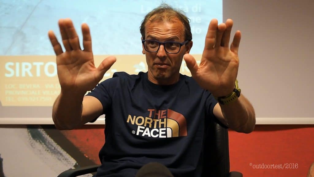 Simone Moro racconta con enfasi la sua filosofia di montagna