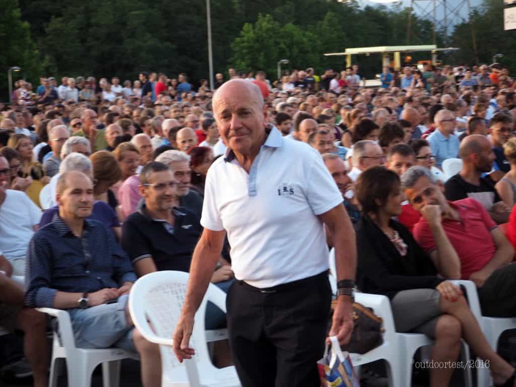 Sergio Longoni in mezzo al pubblico e agli amici