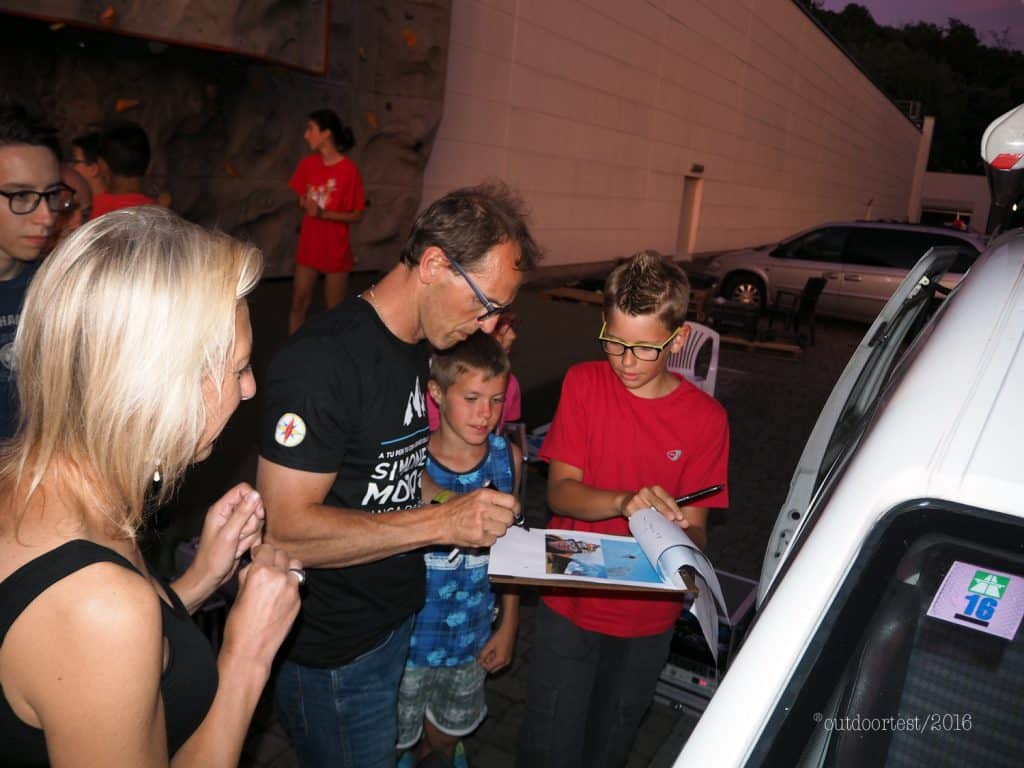 Simone Moro firma un autografo a un bambino