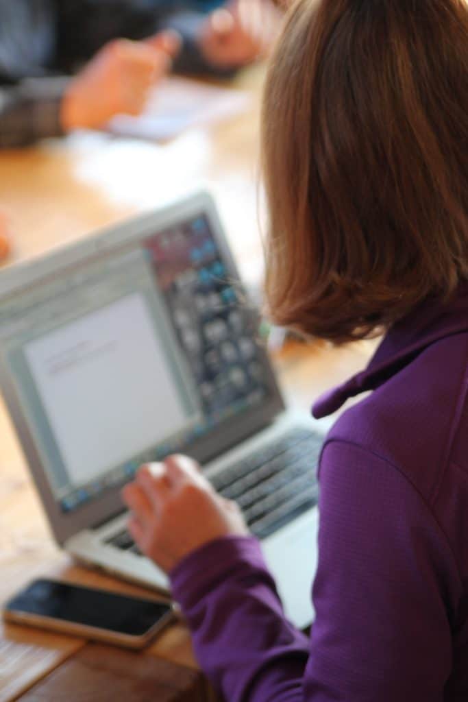 Il tavolo di lavoro dei giornalisti nella giornata teorica sull'arrampicata in falesia, educational per la stampa guide alpine lombardia