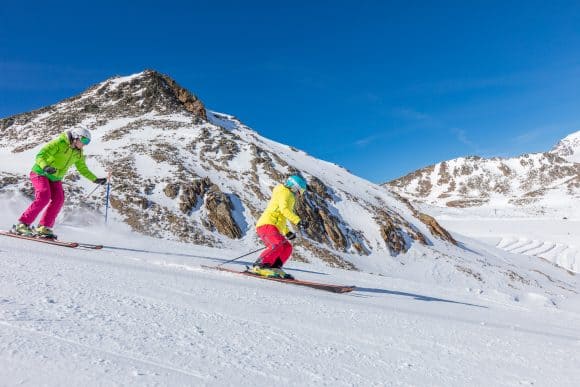 Sciare sulle piste del ghiacciaio della Val Senales