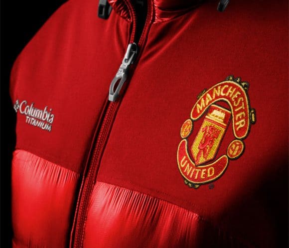 Particolare con loghi del Men's Heatzone 1000 TurboDown™ in rosso