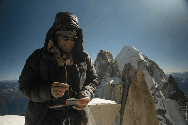 Un'immagine del film d'alpinismo "Down to nothing"