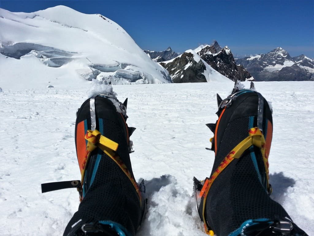 Scarponi da alpinismo con ramponi da ghiaccio.