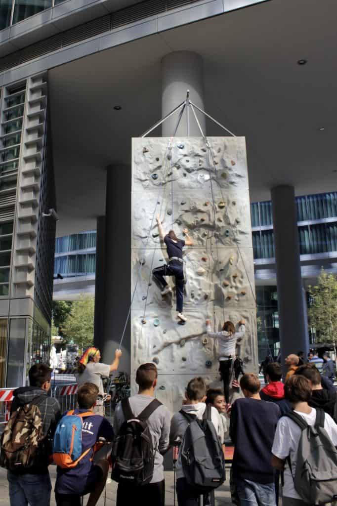 Una parete artificiale per prove di arrampicata