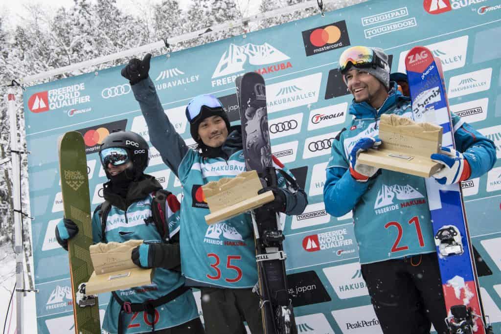 Gli atleti sul podio maschile di sci freeride (foto JHalayko)