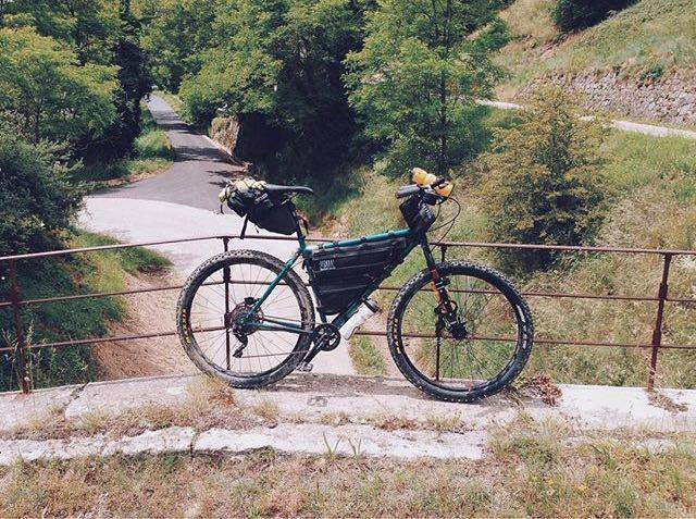 Bici in perfetto stile bikepacking. Borse Rusjan