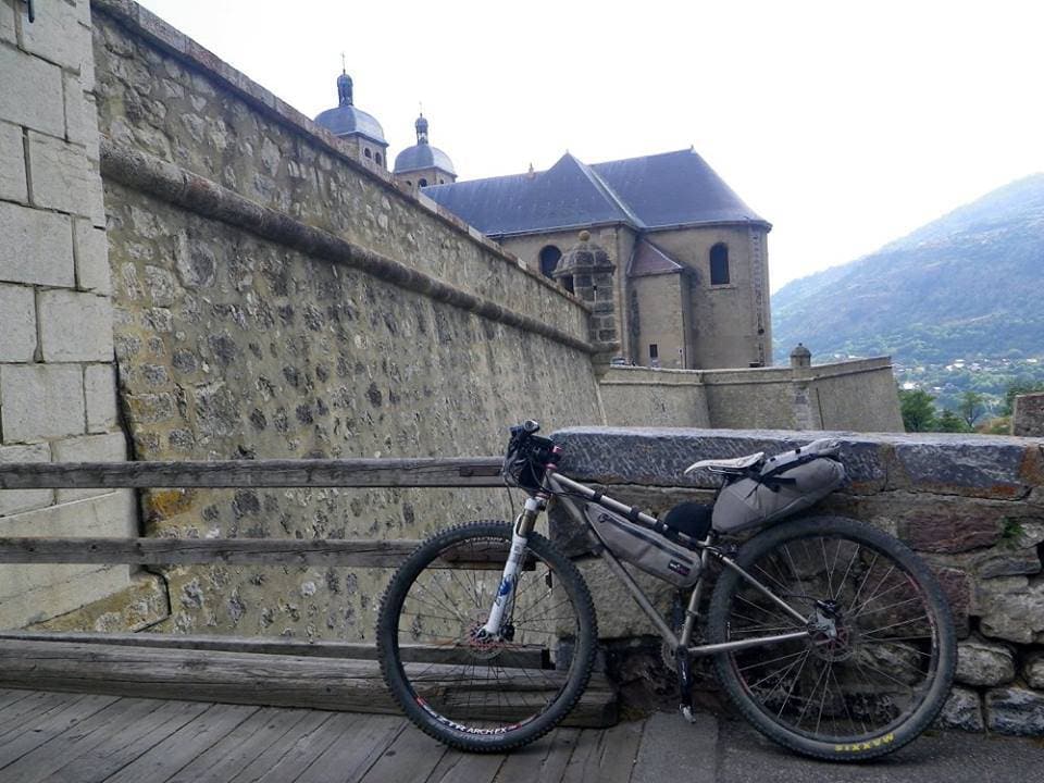 Stile bikepacking per le avventure in MTB