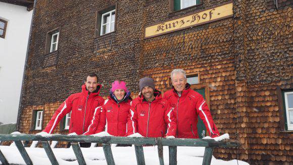 Il team di Outdoortest davanti allo srtorico Kurzhof, il Maso Corto della Val Senales