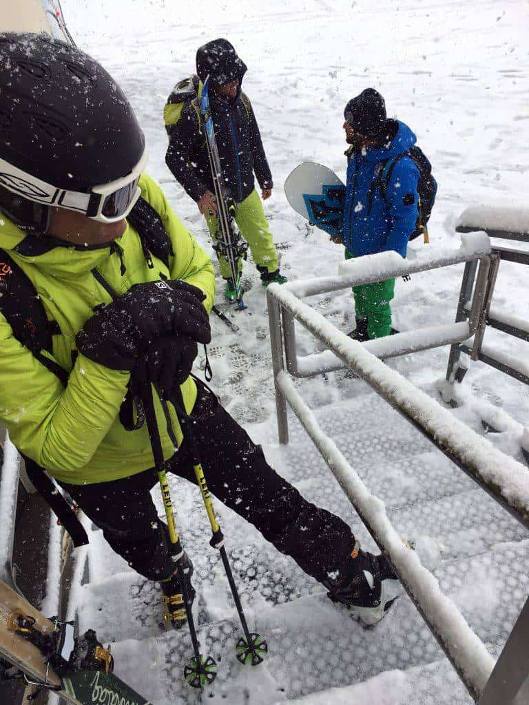 In attesa della prima funivia, sotto la nev