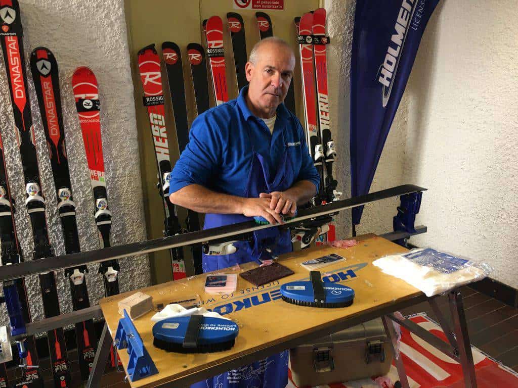 Nando Ceinini al lavoro sulla soletta