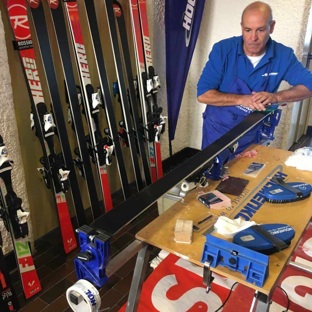 Nando Ceinini in fase di spazzolatura