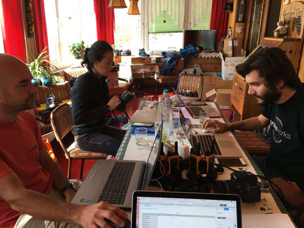 Stesura delle schede test in ufficio all'hotel Londra di Molveno