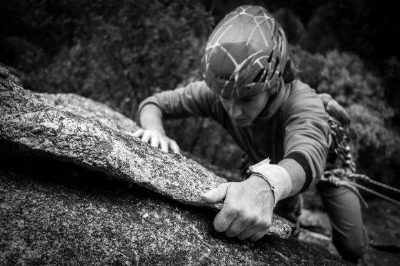 Alice Perusi sul granito della Val di Mello