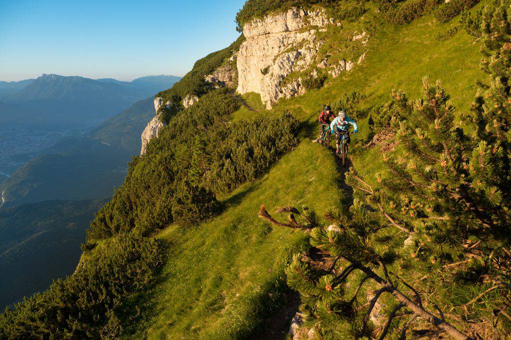 Pedalare nei meravigliosi boschi delle Dolomiti della Paganella