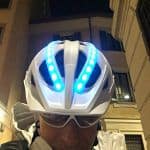 Il casco Uvex City Light presenta una doppia file di led azzurri sulla calotta, per la massima visibilità