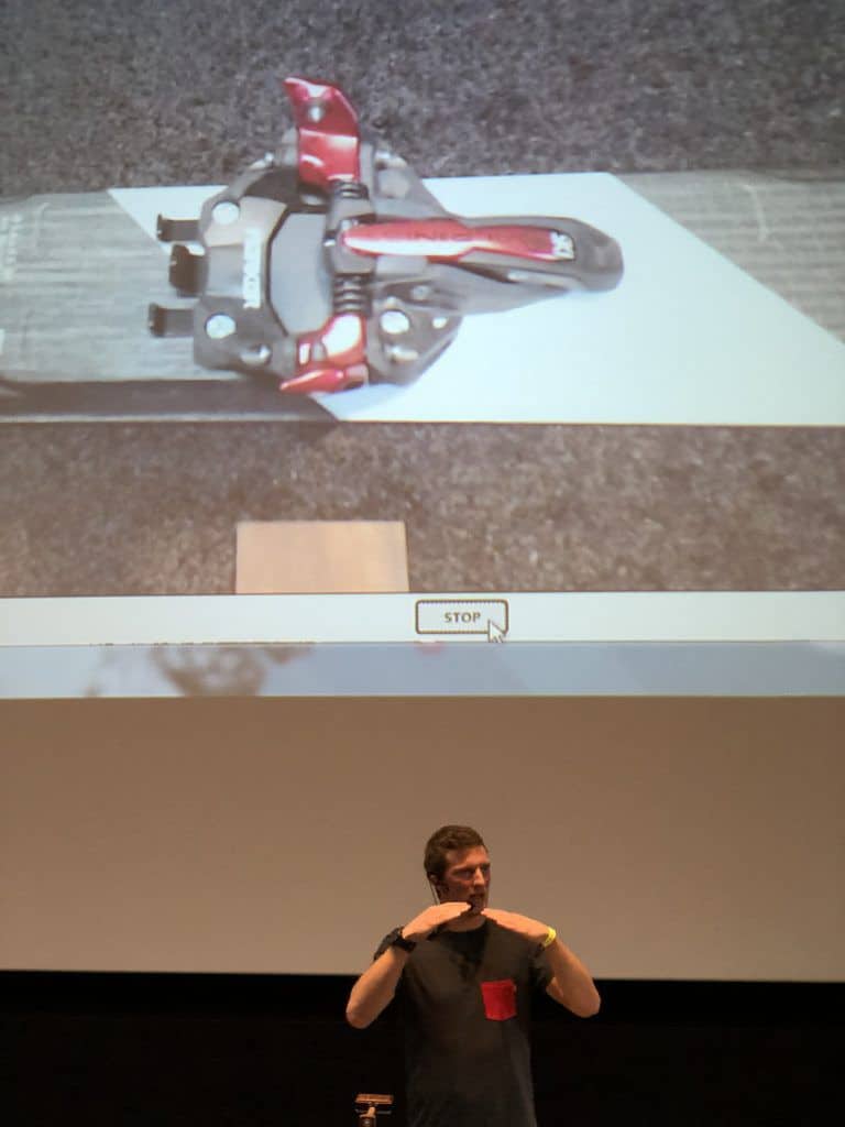 Un momento della prestanzione del Marker Alpinist nella sala congressi alla stazione Pavillon dello Skyway