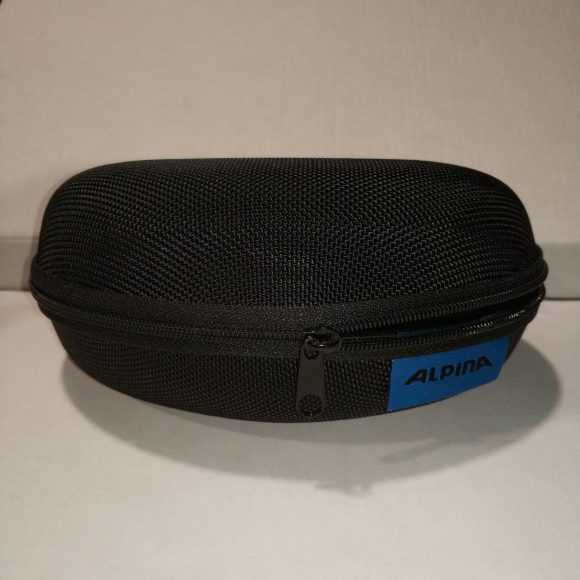 custodia rigida a forma di guscio