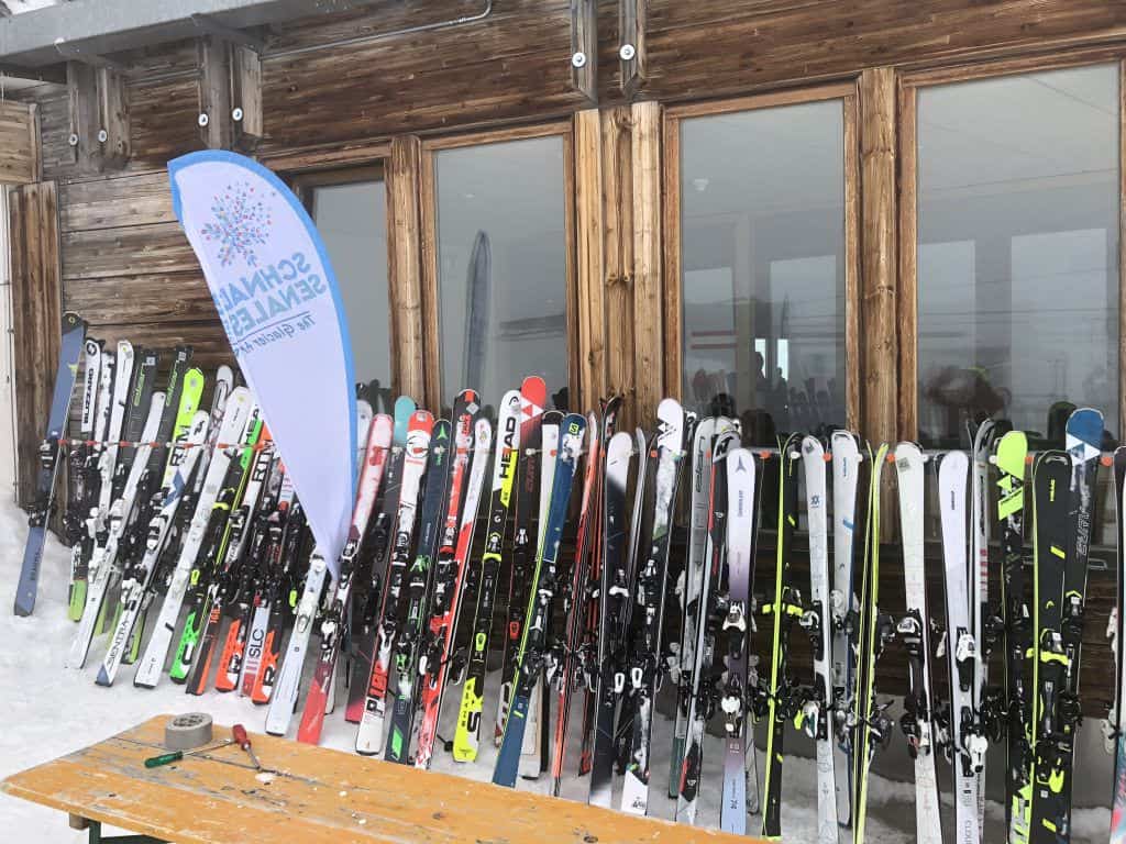 Best of Test 2018 by Rentandgo in Val Senenals, una parte del parco sci: 106 paia a disposizione