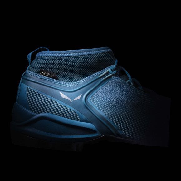 Particolare della ghetta della scarpa Salewa Alpenviolet GTX