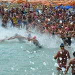 Il nuoto in mare è una delle tre discipline del triathlon