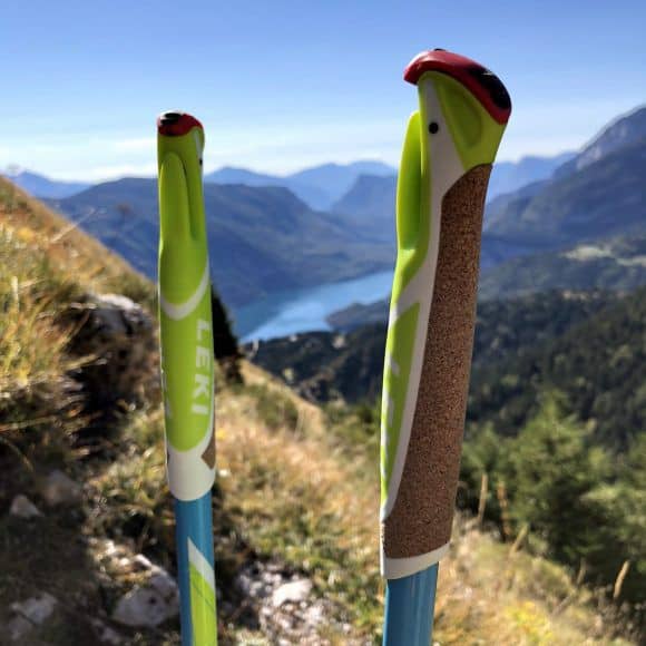 L'impugnatura ergonomica in sughero del bastone Leki Micro Flash Carbon