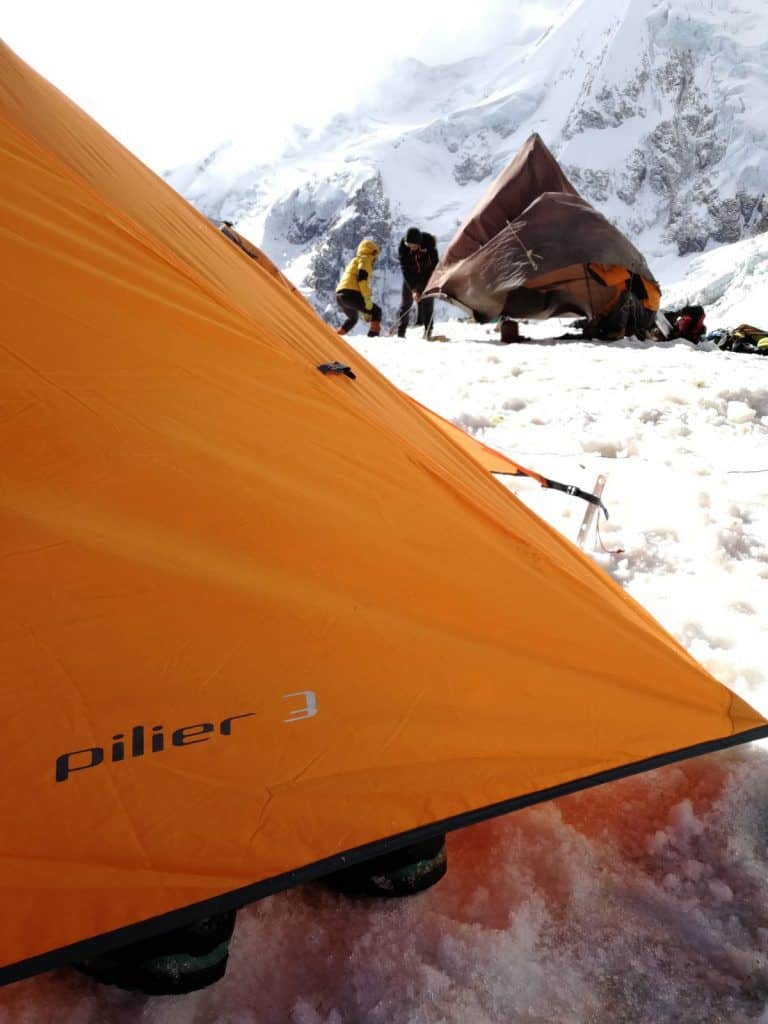 Campi alti sulla via di salita alla cima dell'Illimani
