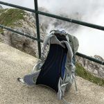 Lo zaino Osprey Levity 45 sulla terrazza del rifugio Brioschi in Grigna settentrionale