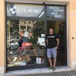 Il Cube Rental Center and Bike Shop di Finale Ligure, con il suo titolare Luca Ghiglione