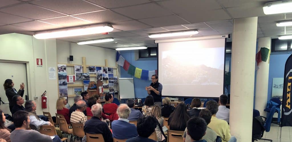 Il pubblico segue attentamente l'esposizione del tecnico AKU, Giulio Piccin