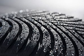 Un close-up della scultura della suola Michelin derivata dallo pneumatico invernale Alpin 5.