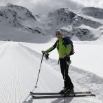 Ampia traccia di risalita sul percorso attrezzato da sci alpinismo Monterosa Ski/Montura, a disposizione di chi inizia.