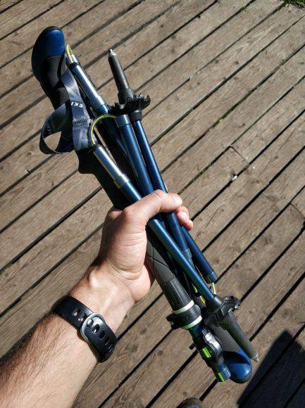 Leki Micro Vario Carbon chiusi in una mano