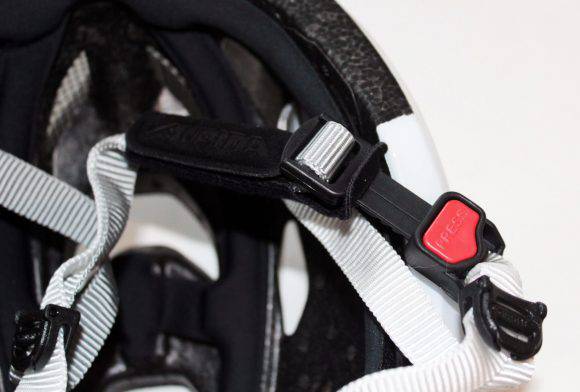 Il sistema di fissaggio della mentoniera del casco Alpina Lavarda