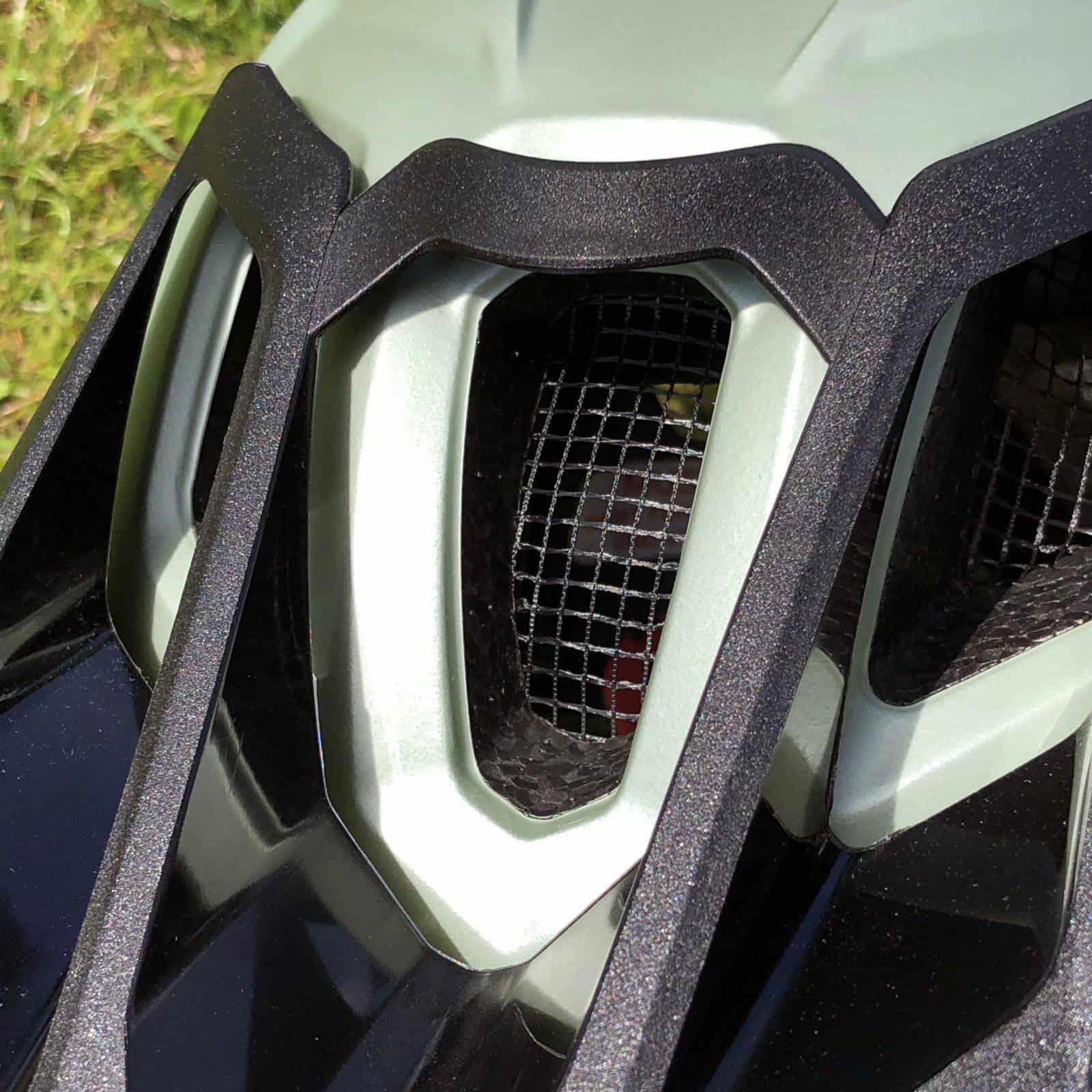 Uvex Quatro Integrale, casco da mountain bike, particolare della rete interna anti intrusione insetti