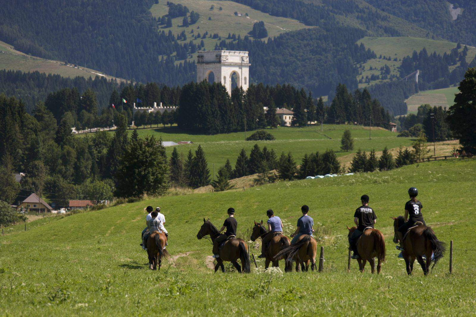 Asiago_passeggiata a cavallo_credit Consorzio Turistico Asiago 7 Comuni