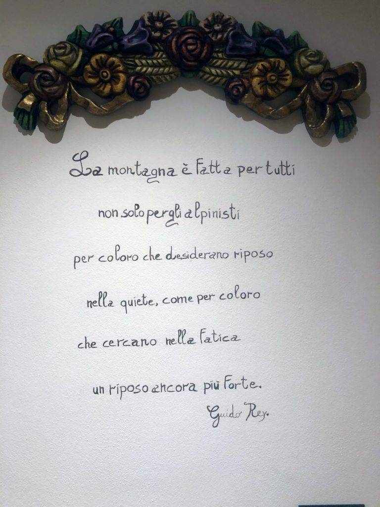 Su una parete del rifugio, questo meraviglioso scritto del pioniere dell'alpinismo Guido Rey. La nostra ispirazione durante i test