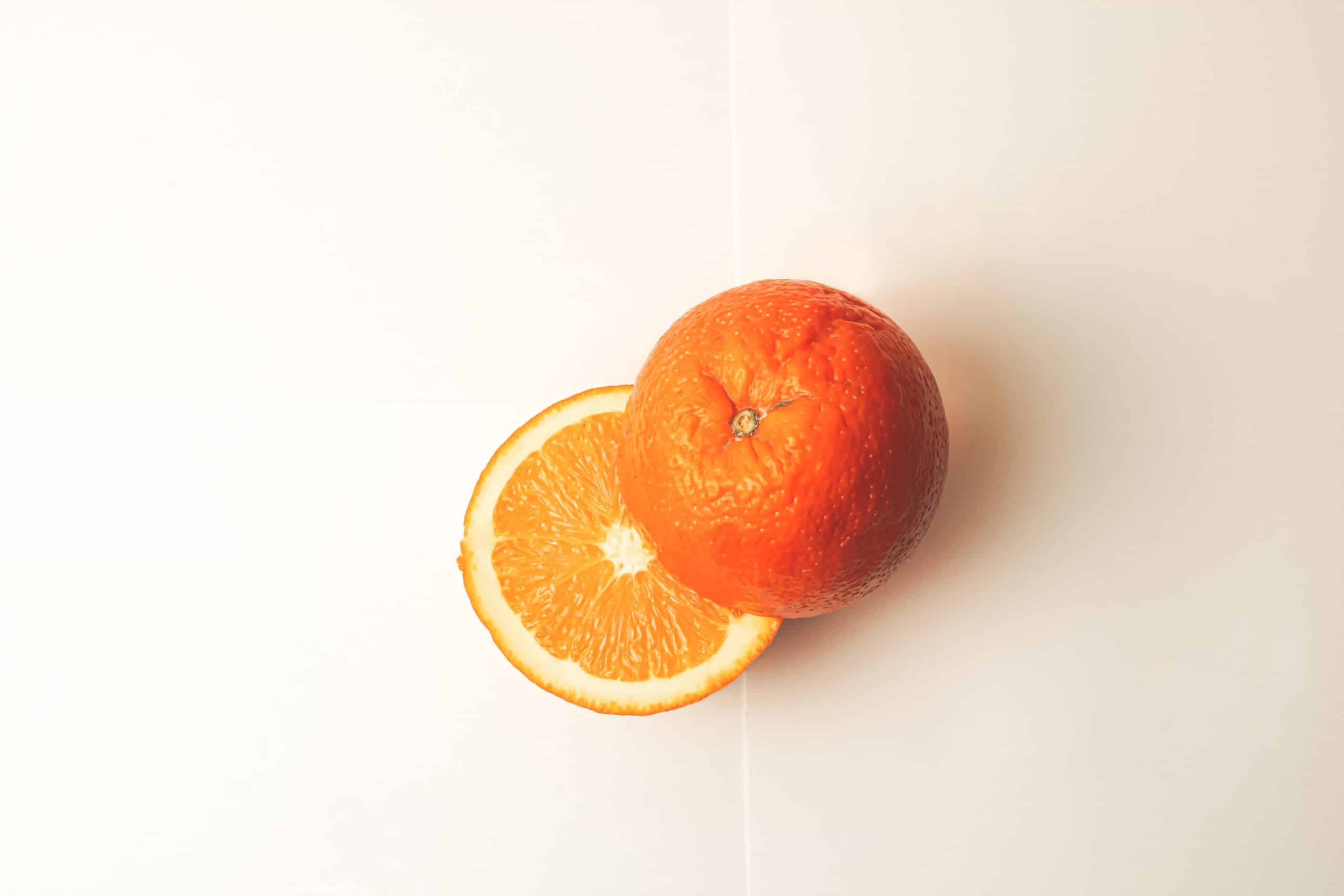 La vitamina C nel nostro corpo svolge la funzione di antiossidante. Photo by am JD on Unsplash