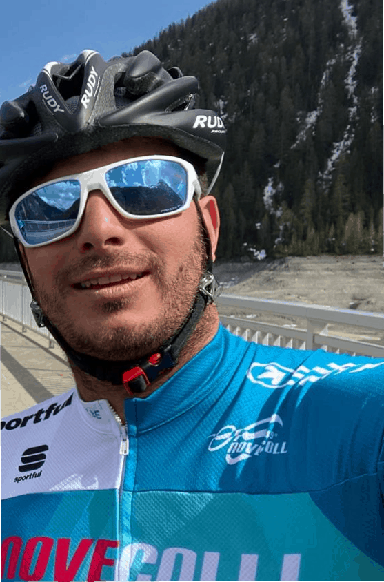 Costantino Alberoni in bici sulla diga del lago di Livigno