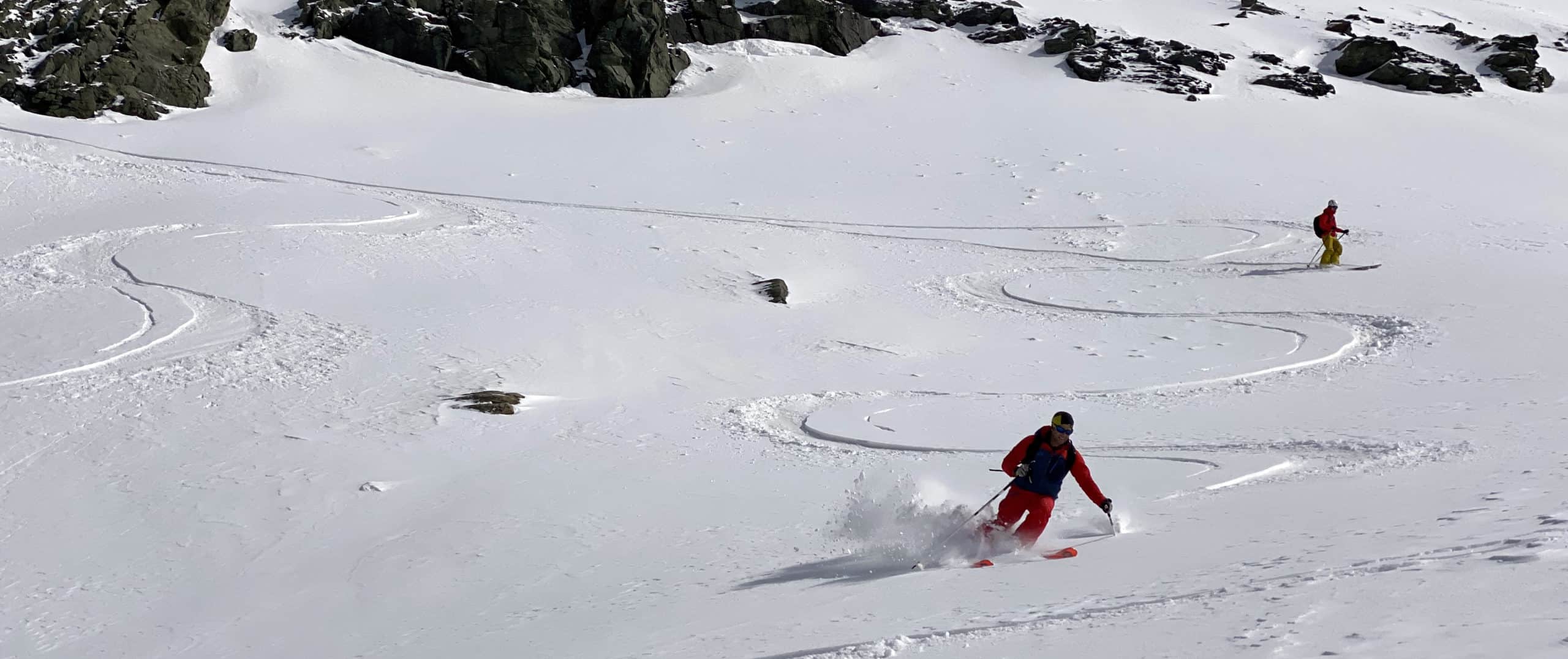 La prima parte delle discesa, con neve ancora polverosa