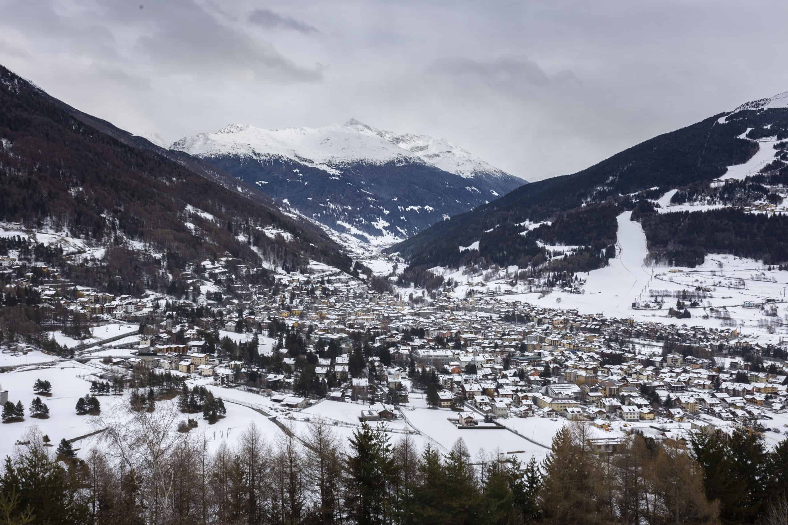 Vista di Bormio da Oga, sede dei Vibram Skimodays Bormio 2023