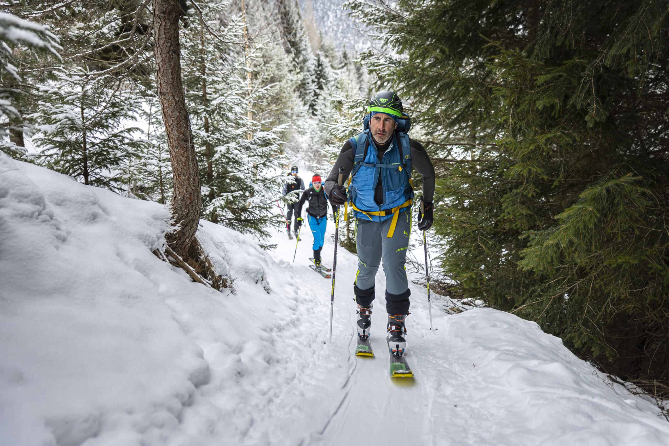 Un partecipante risale lungo il percorso SCARPA dalla Base Test dei Vibram Skimodays Bormio 23