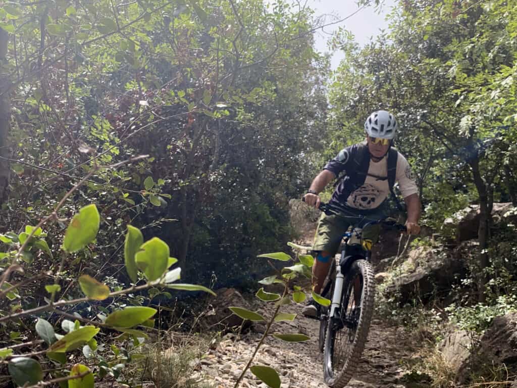 Test del casco Uvex Finale 2.0 nella "giungla" di Finale Ligure