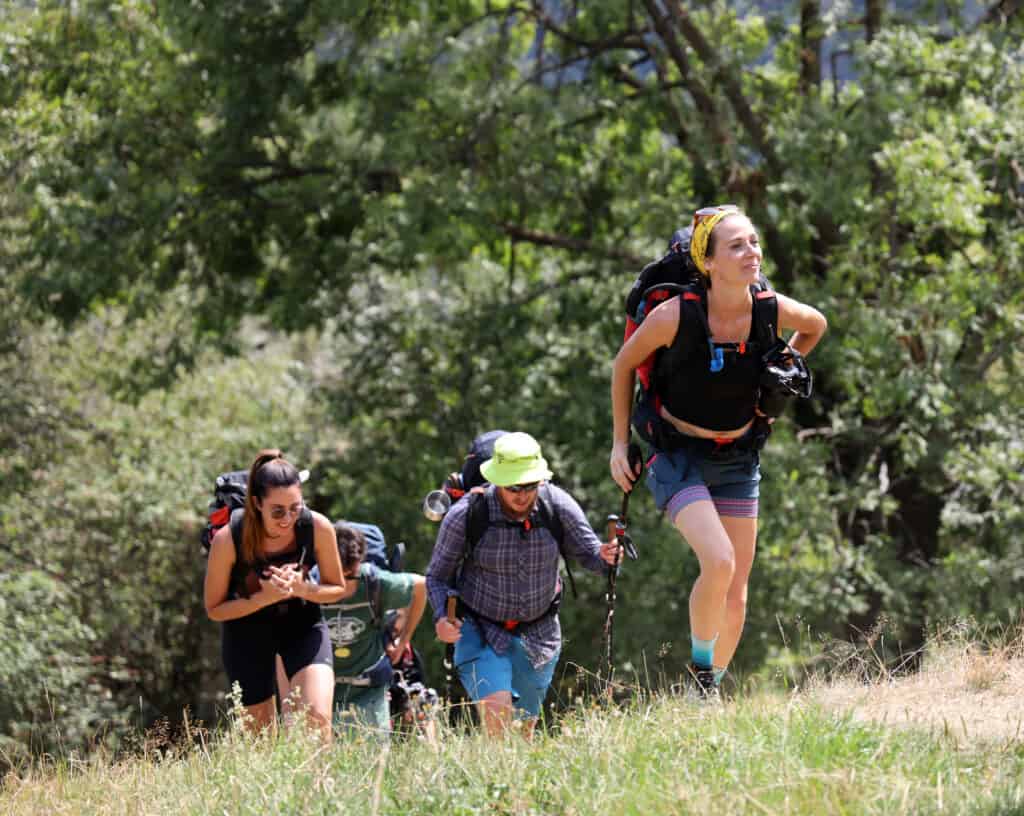 Sara Furlanetto, co-fondatrice di Va' Sentiero, seguita da alcuni partecipanti al trekking