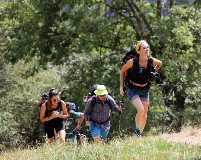 Sara Furlanetto, co-fondatrice di Va' Sentiero, seguita da alcuni partecipanti al trekking