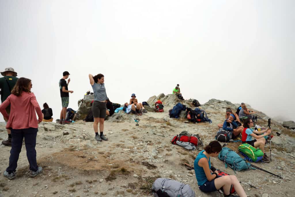 Meritato risposo in vetta, circondati dalle nuvole